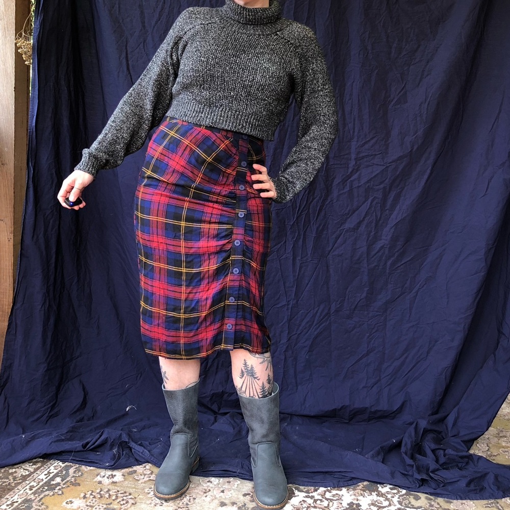 Plaid midi skirt with rutching and buttons